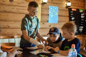 Bērni angļu valodas nometnē mācas angļu valodu ar interesi caur Grammar Village